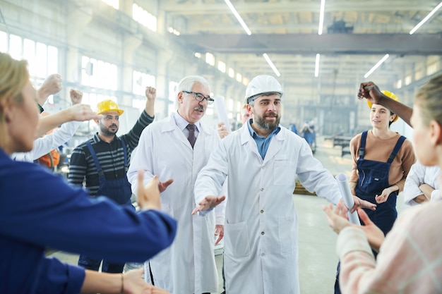 Gestori che parlano con lavoratori arrabbiati