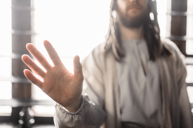 Gesù Cristo in veste bianca allungando la mano