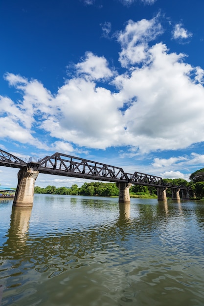 Getti un ponte sul fiume Kwai con il cielo in Kanchanaburi, Tailandia