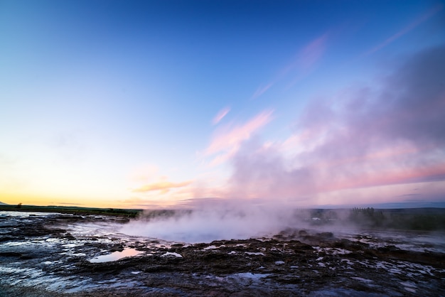 Geyser di Strokkur nel cerchio dorato, Islanda