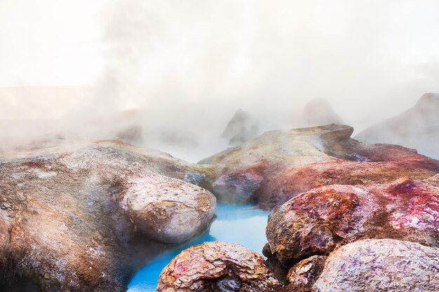 Geyser e fumarole di Sol de Manana nell'altopiano dell'Altiplano, Bolivia. Fantastici paesaggi del Sud America