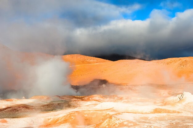 Geyser e fumarole Sol de Manana all'alba, Altiplano, Bolivia