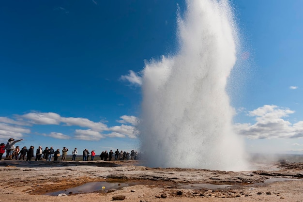 Geyser in Islanda mentre soffia acqua