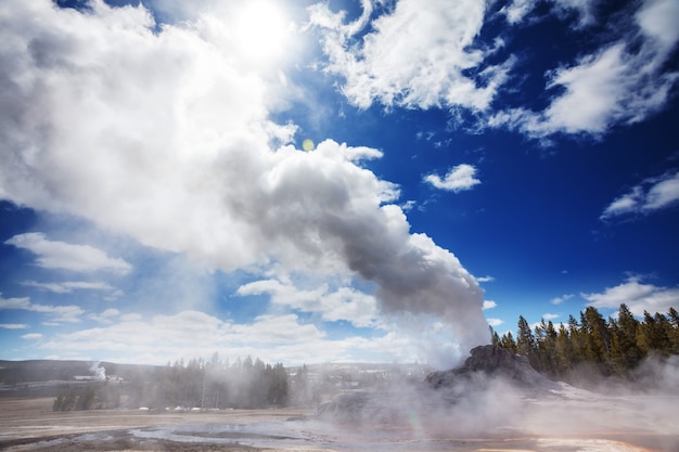 Geyser lungo il fiume a Yellowstone