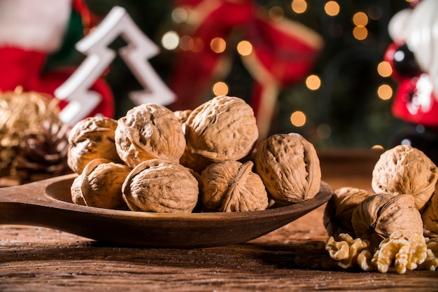 Gherigli di noce sulla vecchia tavola di legno rustica