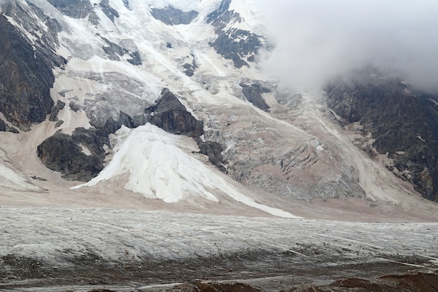 Ghiacciaio Bezengi e il paesaggio glaciale. Principale gamma caucasica. "Piccolo Himalaya", Muro di Bezengi, Cabardino-Balcaria, Russia.