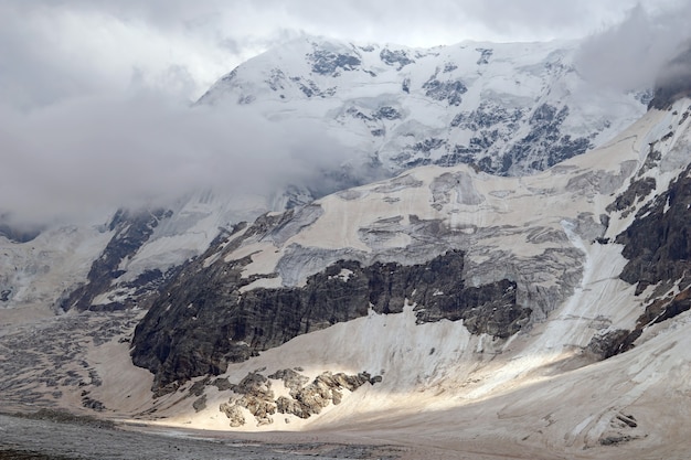 Ghiacciaio Bezengi e il paesaggio glaciale. Principale gamma caucasica. "Piccolo Himalaya", Muro di Bezengi, Cabardino-Balcaria, Russia.