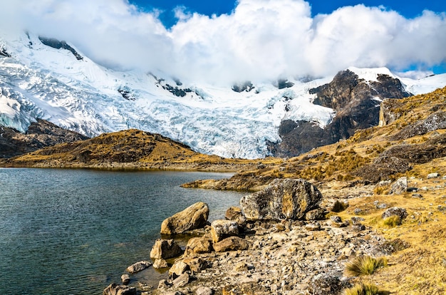 Ghiacciaio della catena montuosa huaytapallana in huancayo perù