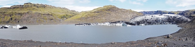 Ghiacciaio e pezzi di ghiaccio che galleggiano nel panorama del lago Solheimajokull Islanda