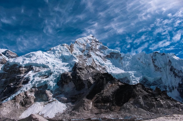 Ghiacciaio Khumbu, Mt. Everest, Mt. Muptse, Mt. Lhotse visto dal campo base dell'Everest a Solukhumbu, Nepal