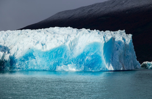 Ghiacciaio nel lago