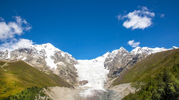 Ghiacciaio nella catena montuosa del Caucaso in Georgia Mountain landscape