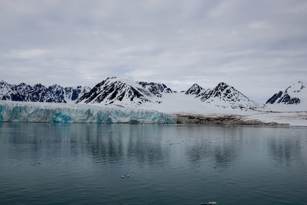 Ghiacciaio sulle Svalbard, Artico - vista dalla nave spedizione