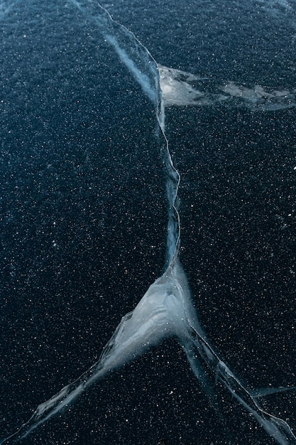 Ghiaccio blu naturale sul lago Bellissimo paesaggio invernale Crepe nel ghiaccio Superficie del lago ghiacciato