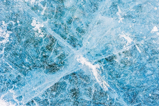 Ghiaccio blu sul lago ghiacciato. Bellissimo sfondo invernale