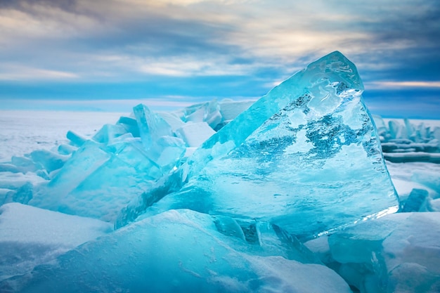 Ghiaccio blu trasparente sul lago Baikal all'alba