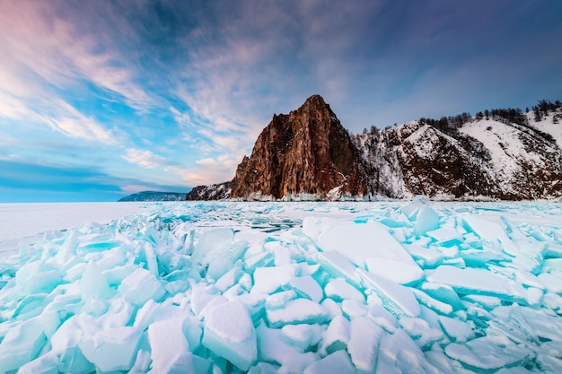 Ghiaccio blu trasparente sul lago Baikal all'alba