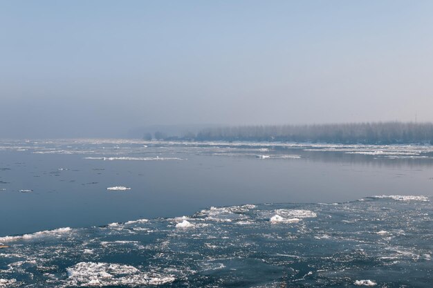 Ghiaccio che galleggia nel fiume. Rottura del ghiaccio. Grande pezzo di ghiaccio nel fiume. scioglimento dei ghiacci