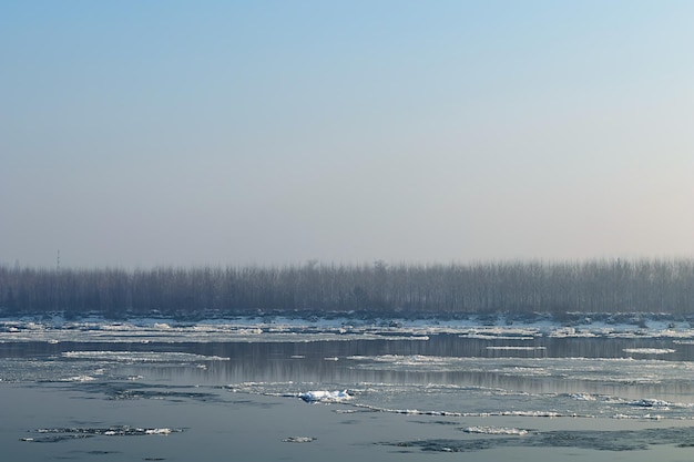 Ghiaccio che galleggia nel fiume. Rottura del ghiaccio. Grosso pezzo di ghiaccio nel fiume. scioglimento dei ghiacci