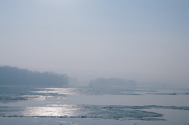 Ghiaccio che galleggia nel fiume. Rottura del ghiaccio. Riflesso del sole. Grande pezzo di ghiaccio nel fiume. scioglimento dei ghiacci