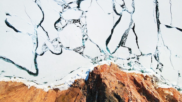 Ghiaccio fondente sulla costa del lago Baikal Natura sfondo astratto Lago Baikal Siberia Russia Bellissimo paesaggio primaverile