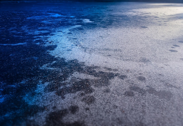 Ghiaccio invernale sullo sfondo del paesaggio del lago del parco