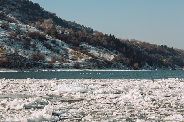 Ghiaccio primaverile alla deriva sul fiume