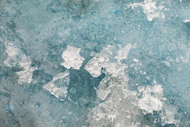 Ghiaccio rotto e rotto sull'acqua da vicino