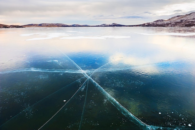 Ghiaccio sul lago ghiacciato. Bellissimo paesaggio invernale