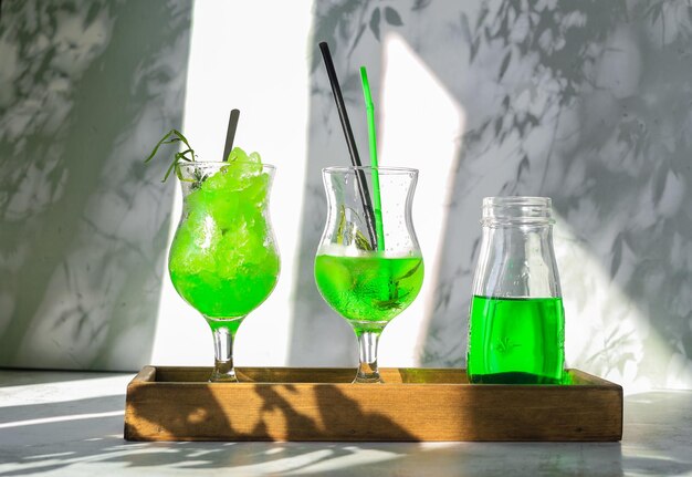 Ghiaccio tritato verde, bicchiere con spritz verde e limonata al dragoncello naturale per cocktail estivo