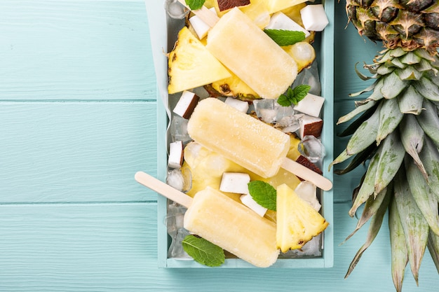 Ghiaccioli al cocco fatti in casa con ananas