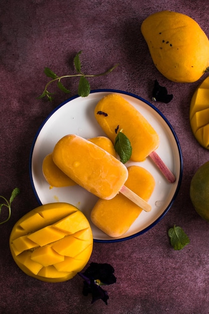 Ghiaccioli alla banana di mango con frutta fresca vista dall'alto