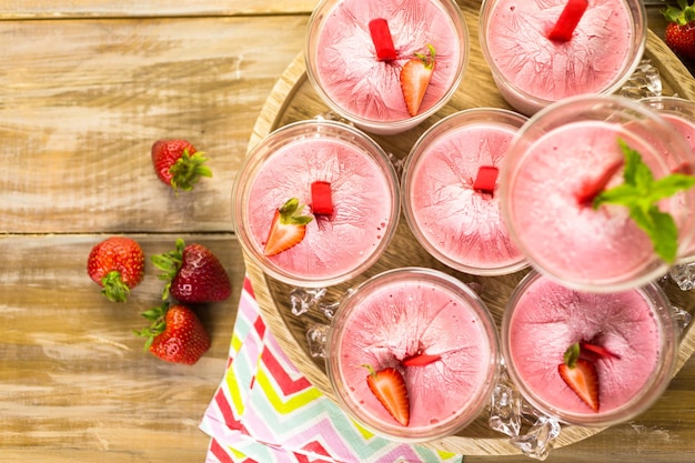 Ghiaccioli alla fragola fatti in casa realizzati in bicchieri di plastica.