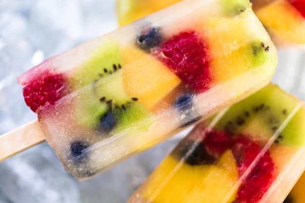 Ghiaccioli di frutta fresca fatti in casa con succo di mela.