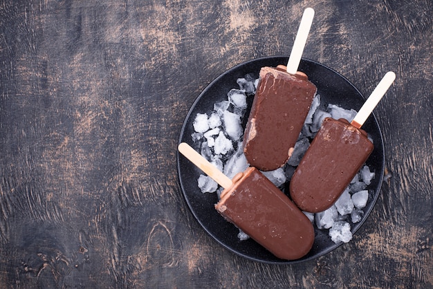 Ghiaccioli di gelato al cioccolato in glassa