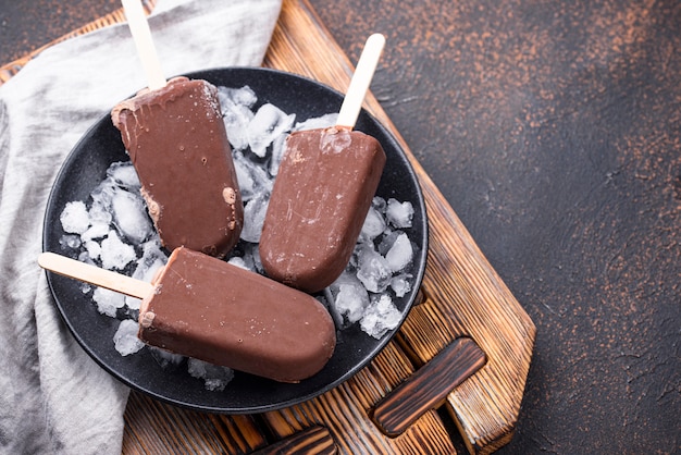 Ghiaccioli di gelato al cioccolato in glassa