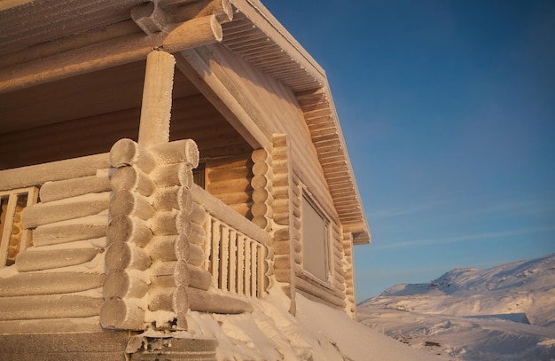 Ghiaccioli e neve su una finestra in una casa rustica Foto concettuale per quei giorni invernali davvero freddi