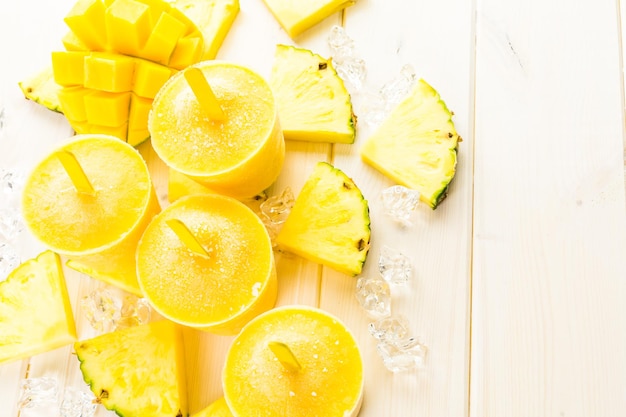 Ghiaccioli ipocalorici fatti in casa con latte di mando, ananas e cocco.