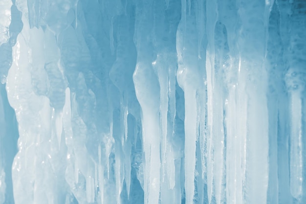 Ghiaccioli nella grotta di ghiaccio in inverno Astratto sfondo natura invernale
