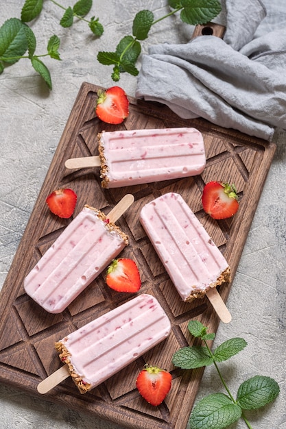 Ghiaccioli per colazione con yogurt, frutti di bosco e muesli