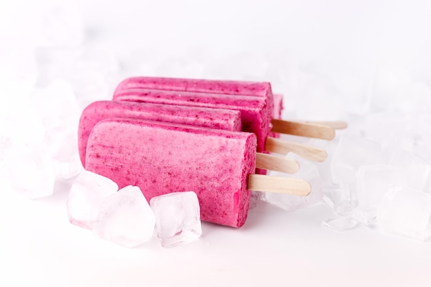 Ghiaccioli rinfrescanti fatti in casa ai frutti di bosco con cubetti di ghiaccio Dessert estivi per una dieta sana