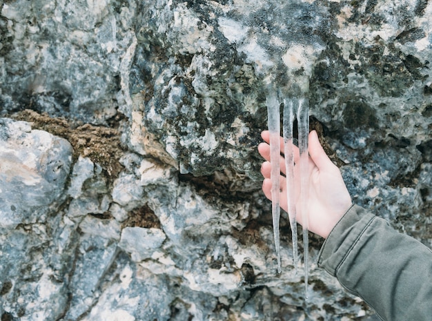 Ghiaccioli sul muro di pietra