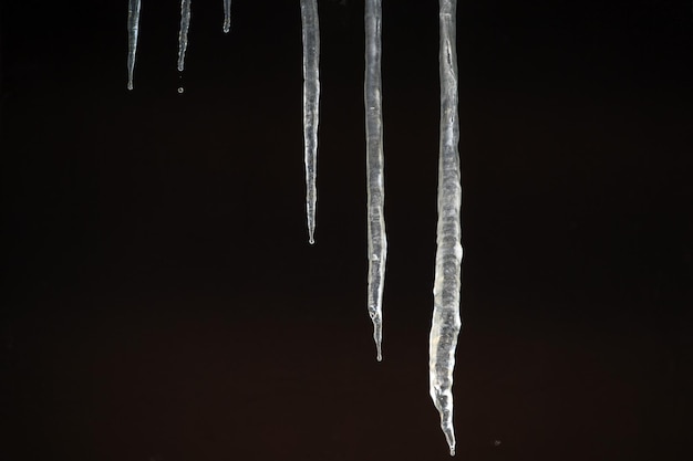 Ghiaccioli sulla casa in inverno