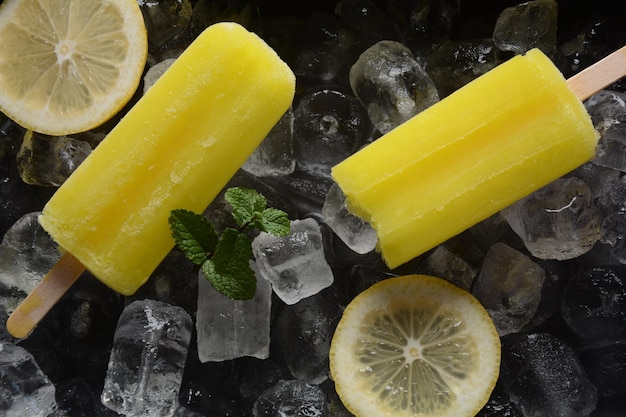 Ghiacciolo al limone su fondo di ghiaccio