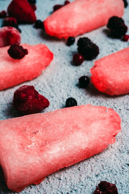 Ghiacciolo di latte di cocco fatto in casa con bacche vegane