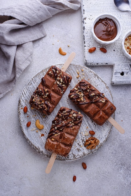 Ghiacciolo gelato al cioccolato con noci