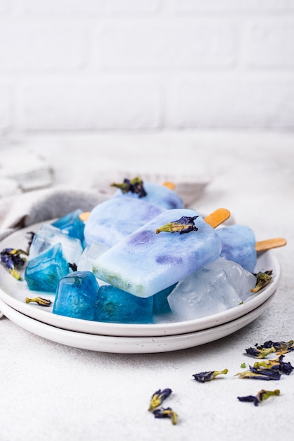 Ghiacciolo gelato blu di Butterfly pea