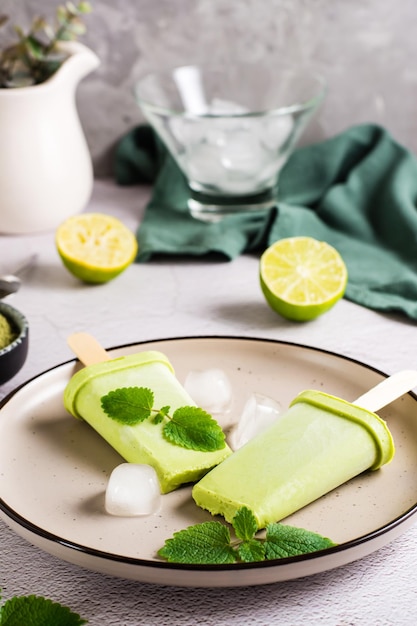 Ghiacciolo vegetariano a base di tè matcha latte di cocco e menta su un piatto Vista verticale Primo piano