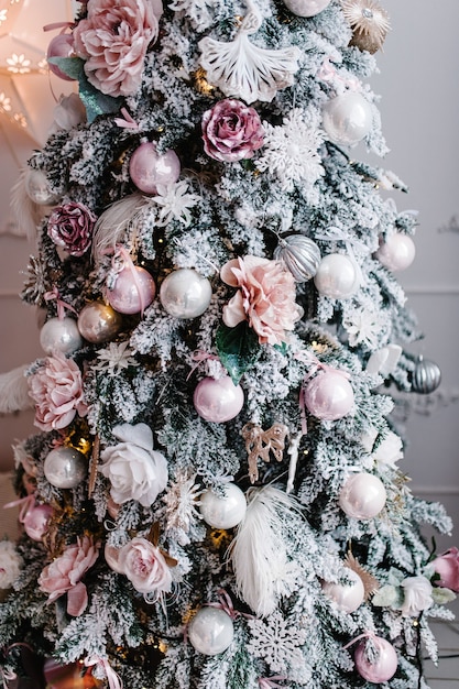 Ghirlanda decorata con abete in una stanza bianca. Decor. Interno di Natale decorato. Buon Natale. Il concetto di vacanza invernale.