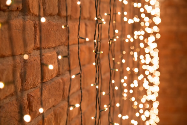 Ghirlanda decorativa di Natale con lanterne appese al mattone